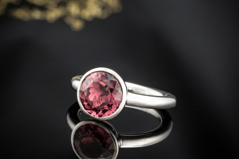 Solitär Ring mit großem Rhodolith im Rundschliff Massiv in Weißgold 750 