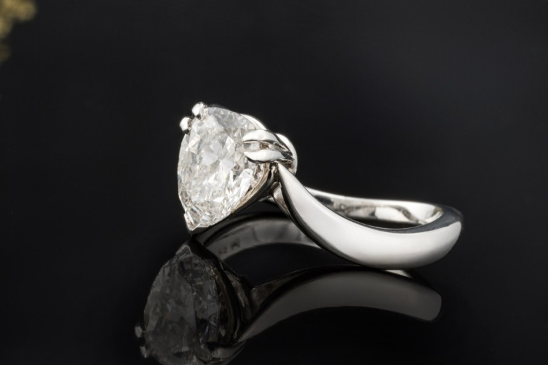 Piaget Solitär Ring Besondere Arbeit mit Diamant Tropfen in Weißgold 750 