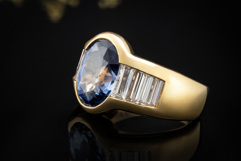 Ring mit ovalem Saphir und Baguette Diamanten Handarbeit in Gelbgold 750 