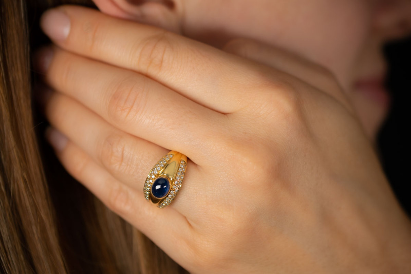 Ring mit Saphir Cabochon Blau und Diamanten in 750er Gelbgold Arbeit 