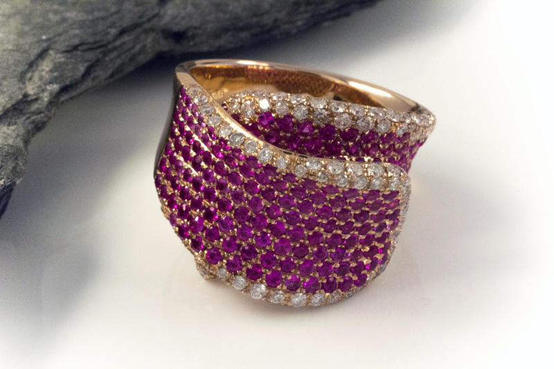 Verspielter Designer Ring mit pinken SAPHIREN & Brillanten 750 Rotgold 