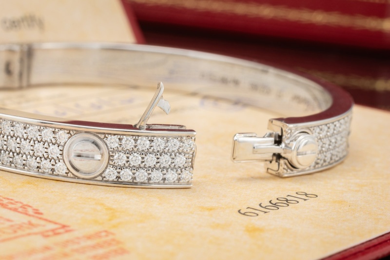 Cartier Love Armreif Klassisch Diamanten Ausgefasst in Weißgold Full Set 