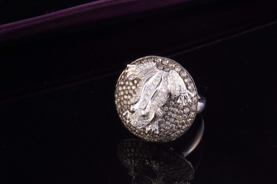 Frosch Ring mit Diamanten weiß braun und Tsavorit in 750er Weißgold 