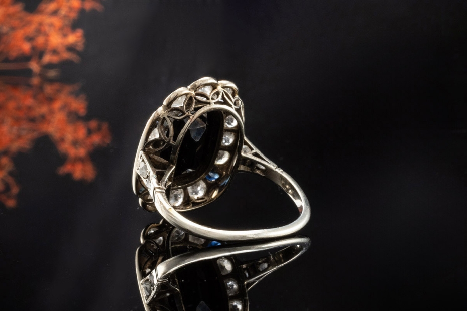 Antiker Ring Onyx Saphir Diamanten Goldschmiedearbeit 20er 30er Weißgold 
