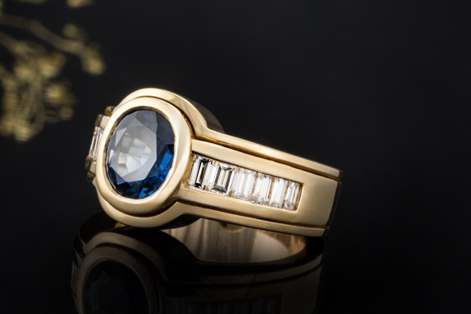 Saphir Ring mit Baguette Diamanten massiv gefertigt in 750er Gelbgold 