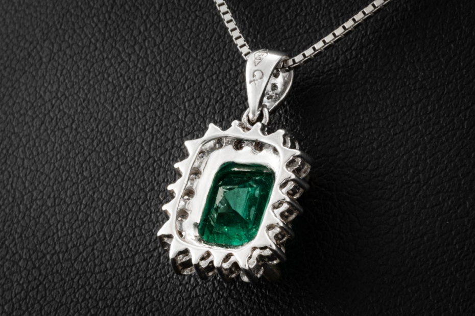 Antikes Collier Kette Anhänger mit Smaragd und Diamanten in Weißgold 750 
