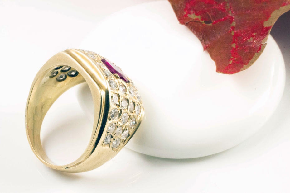Rubin Ring Handarbeit mit Diamanten in 750er Gelbgold 