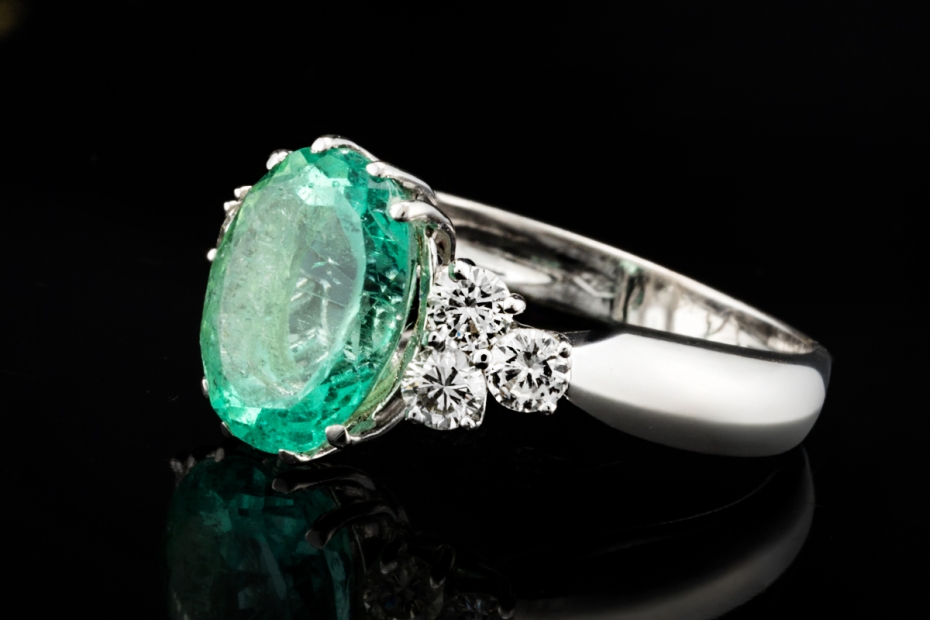 Smaragd Ring im Ovalschliff mit Diamanten Handarbeit in 750er Weißgold 