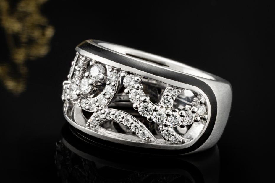 Leo Wittwer Ring Offene Diamant Ornamente Schwarze Emaille in Weißgold 