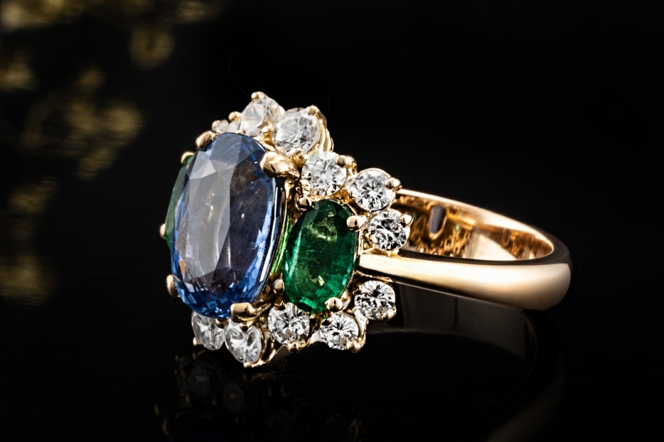 Farbenfroher Cluster Ring mit Saphir Smaragd Diamanten in 750er Roségold 