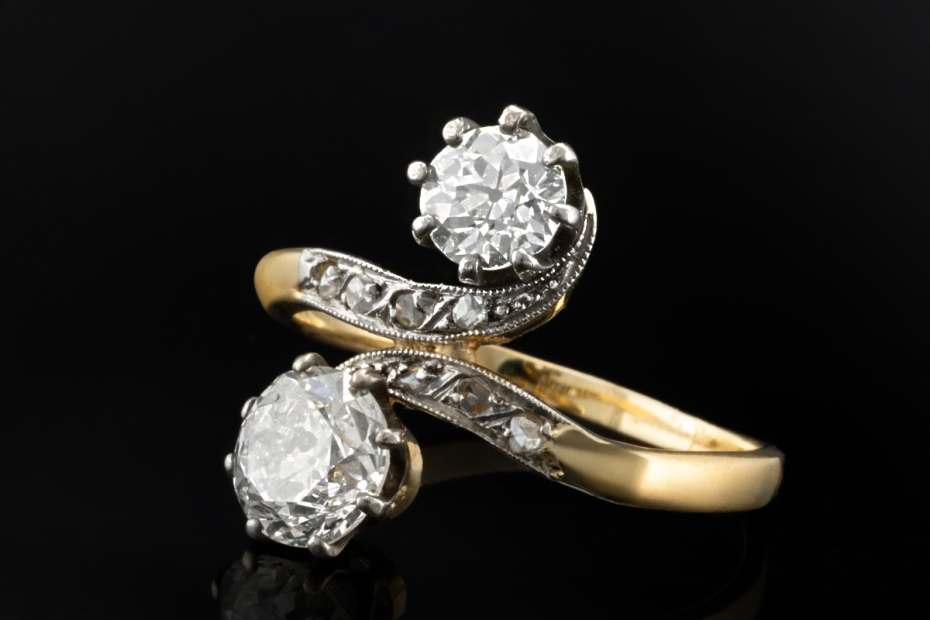 Antiker Ring feine Handarbeit mit Diamanten im Altschliff in Gelbgold 