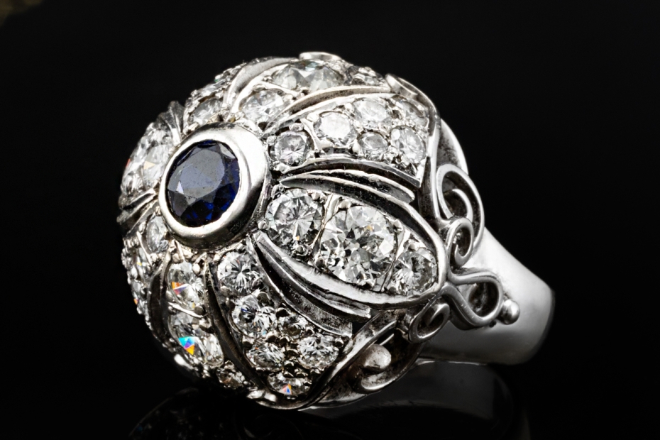 Antiker Cocktail Ring mit Saphir und Diamanten in feiner Weißgold Arbeit 