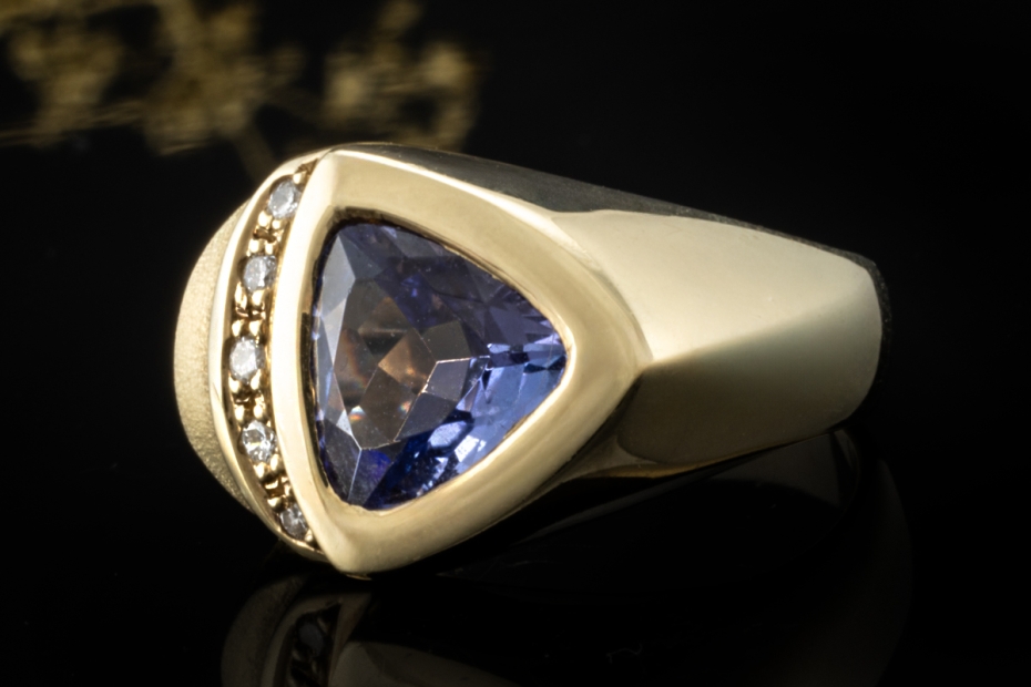 Ring mit Tansanit Dreieckig mit Diamanten in Gelbgold Goldschmiedearbeit 