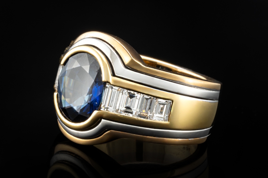 Ring mit Saphir und Diamanten im Baguetteschliff in 750er Gold Tricolor 