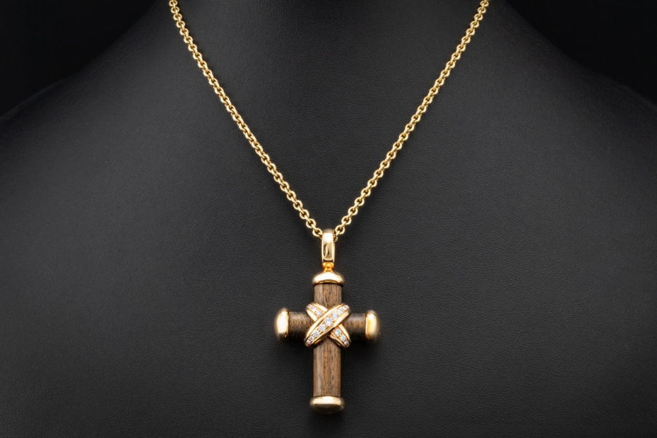 Leo Wittwer Kreuz Anhänger mit Diamanten und Holzarbeit in Roségold 750 