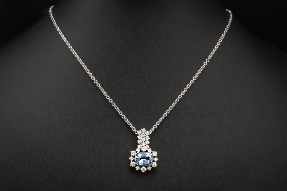 Saphir Anhänger mit Diamanten Bewegliche Handarbeit in 750er Weißgold 