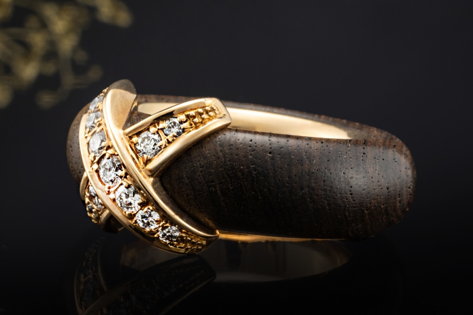 Leo Wittwer Ring Kreuz X Holzarbeit mit Diamanten in 750er Roségold 