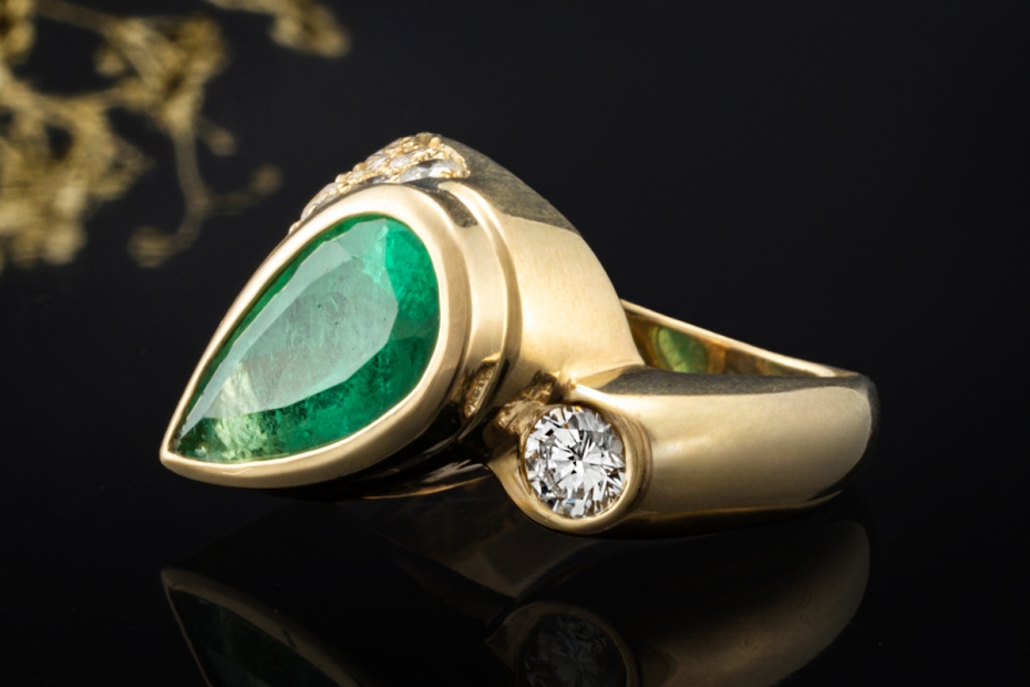 Ring mit Smaragd Tropfen und Diamanten spitz zulaufend in 750er Gelbgold 