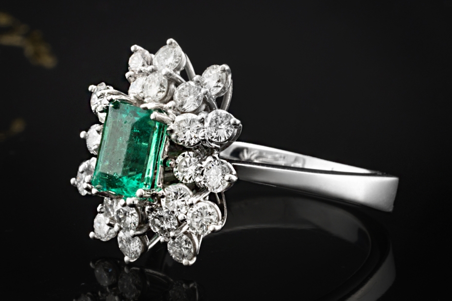 Klassischer Smaragd Cluster Ring mit Diamanten 750er Weißgold 18 Karat 