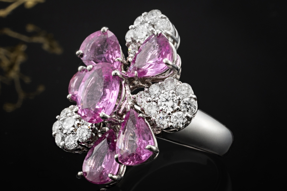 Sommerlicher Blüten Ring Pinke Saphire und Diamanten in 750er Weißgold 