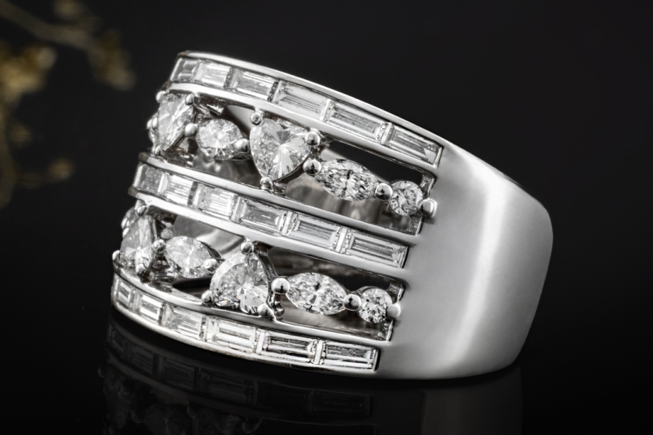 Breiter Herz Bandring mit Diamanten durchbrochen in 950er Platin Arbeit 