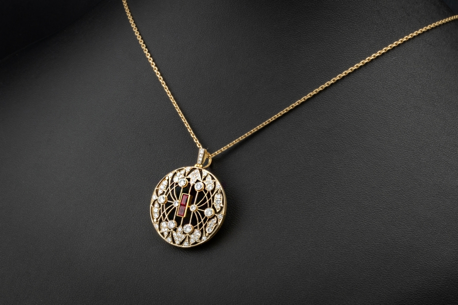 Großer runder Art déco Anhänger mit Diamanten und Rubin in Gelbgold 750 