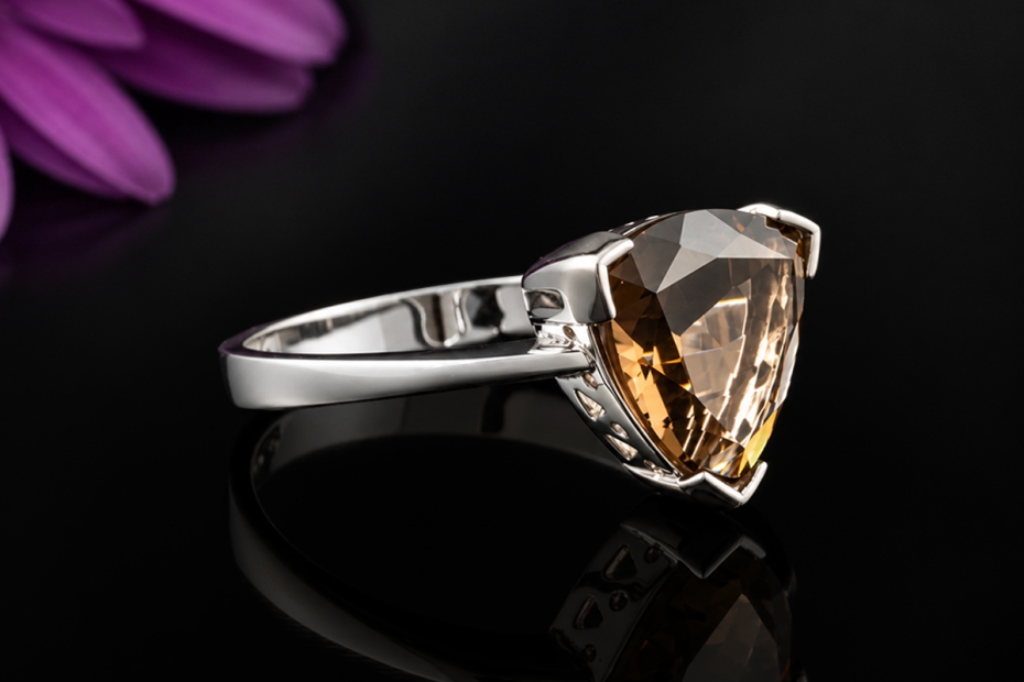 Gress-Rinck Ring Dreickiger Rauchquarz Braun Trillantschliff in Weißgold 