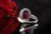 Klassischer Rubin Ring Oval mit Brillanten und Baguette Diamanten Platin 