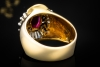 Cocktailring Ring mit Rubin und Trapez Diamanten in 750er Gelbgold 