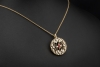 Großer runder Art déco Anhänger mit Diamanten und Rubin in Gelbgold 750 