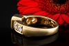 Klassischer Ring mit farbintensivem Smaragd und Diamanten in 750er Gold 