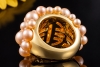 MIMÍ Milano Cocktail Ring Statement mit Rosa Perlen Massiv Gelbgold 750 