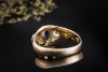 Klassischer Ring mit Saphir Cabochon und Diamanten Roségold mit Weißgold 