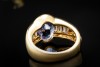 Ring mit ovalem Saphir und Baguette Diamanten Handarbeit in Gelbgold 750 