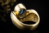 Imposanter Ring mit Cabochon Saphir formschön mit Diamanten Gelbgold 750 