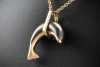 Cartier Delphin Großer Anhänger Smaragd Silverium Gelbgold 750 Full Set 
