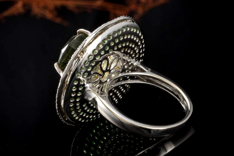 Exklusiver Cocktailring mit grünem Turmalin und Diamanten Weißgold 750 