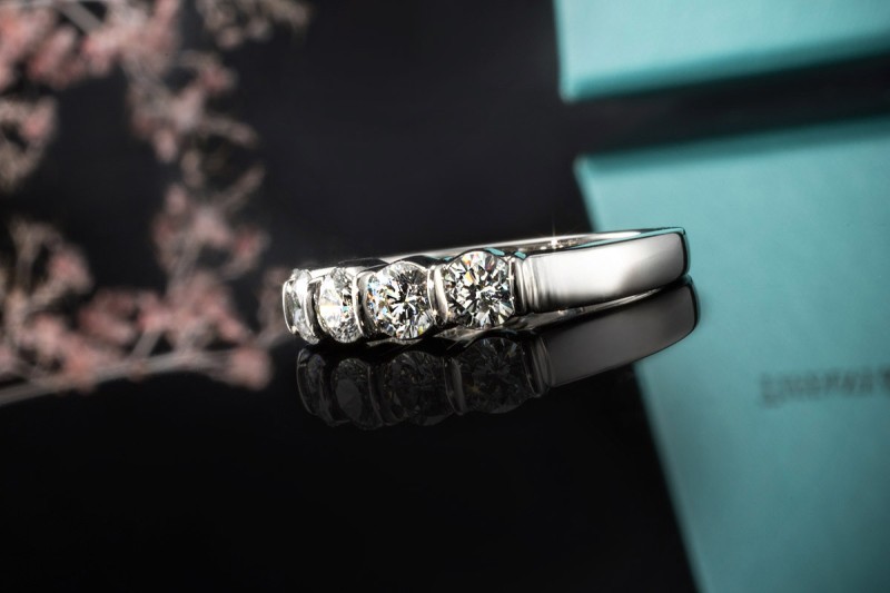 Tiffany & Co. Ring Halbkreis mit 5 großen Top Diamanten in 950er Platin 