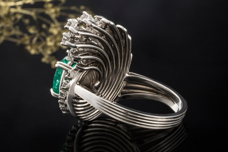 Smaragd Ring mit Diamanten insg. 7,60 Ct. in Weißgold Goldschmiedearbeit 