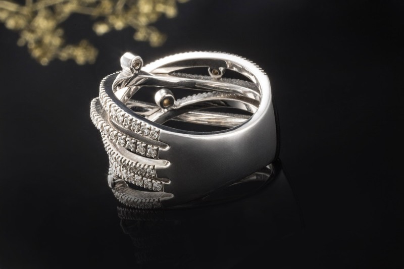 Al Coro Ring Großes Modell verspielt mit Diamanten in 750er Weißgold 