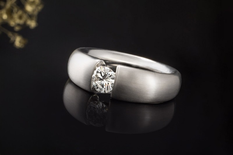 Spannring mit 1 Diamant Halbkaräter 0,50 Carat in Weißgold 585 gebürstet 