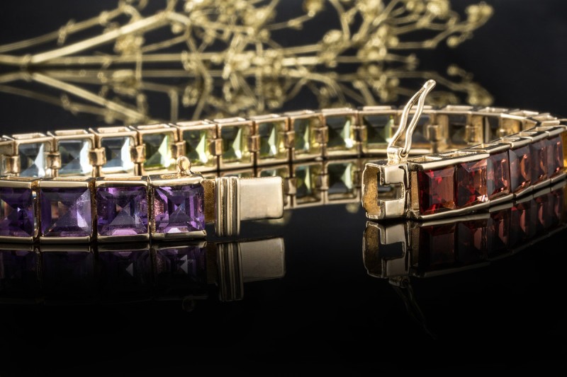 Farbenfrohes Sommer Armband Farbedelsteine eckig Farbverlauf in Gelbgold 