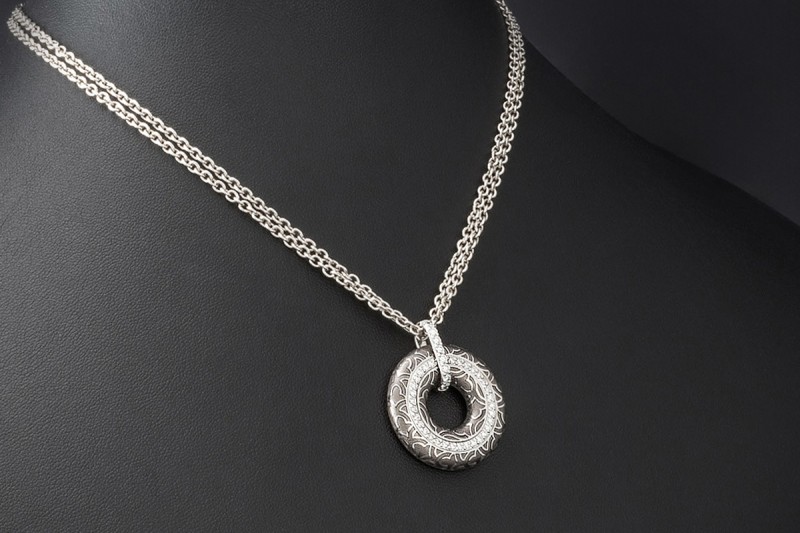 Kreisrunder Leo Wittwer Anhänger Emaille Grau Diamanten in Weißgold 750 