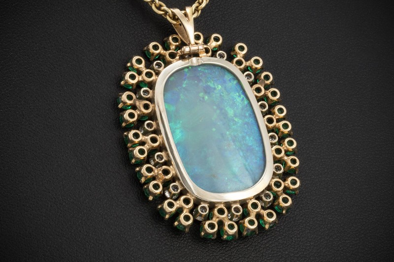 Großer ovaler Anhänger mit Opal Smaragd und Diamanten in 750er Gelbgold 