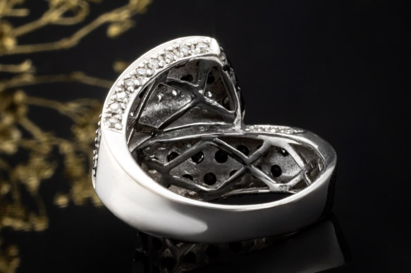 Black and White Ring Crossover mit Diamanten 750er Weißgold Handarbeit 