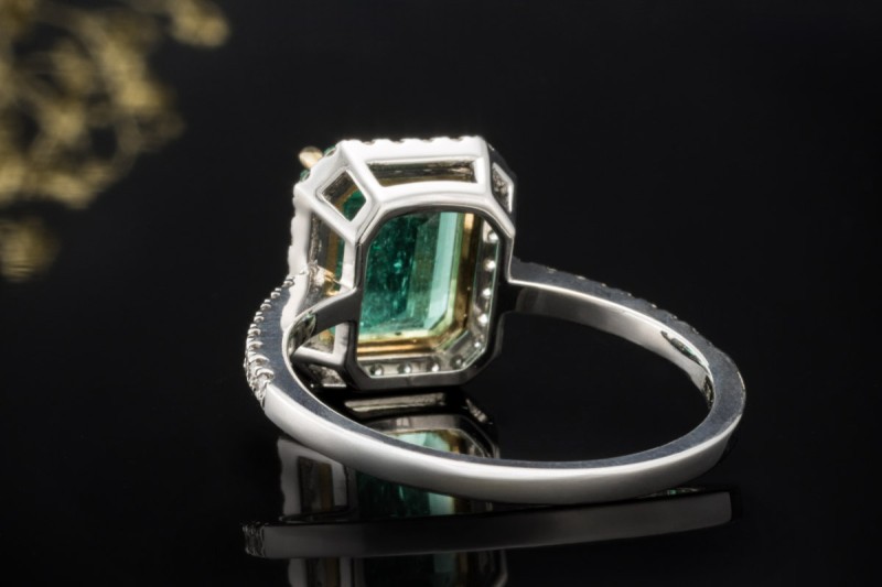 Ring Smaragd Emerald Cut gefasst in Gold mit Diamanten in 750er Weißgold 
