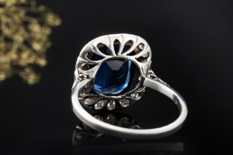 Antiker Saphir Ring mit Diamantkranz im Cushion Design in 750er Weißgold 