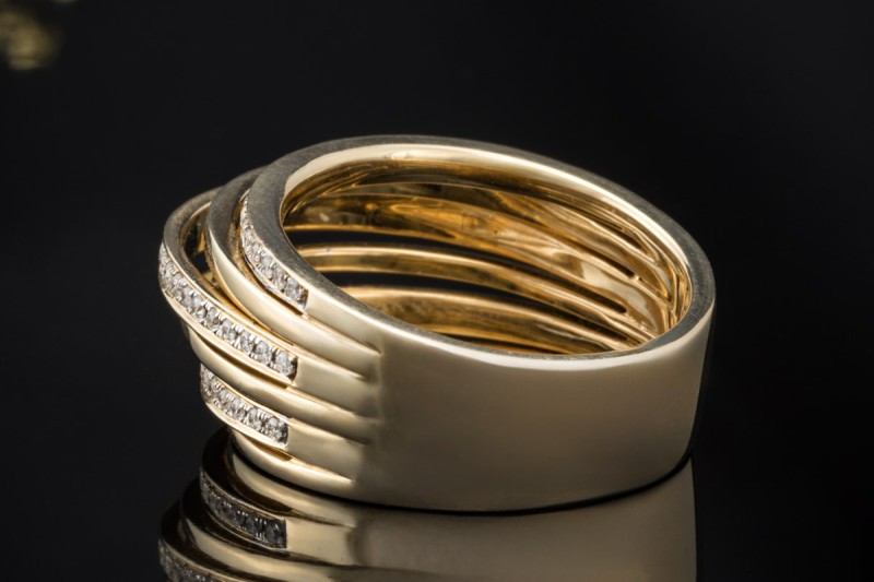 Eleganter Ring Offener Bandring Diamanten in stilvoller Gelbgold Arbeit 