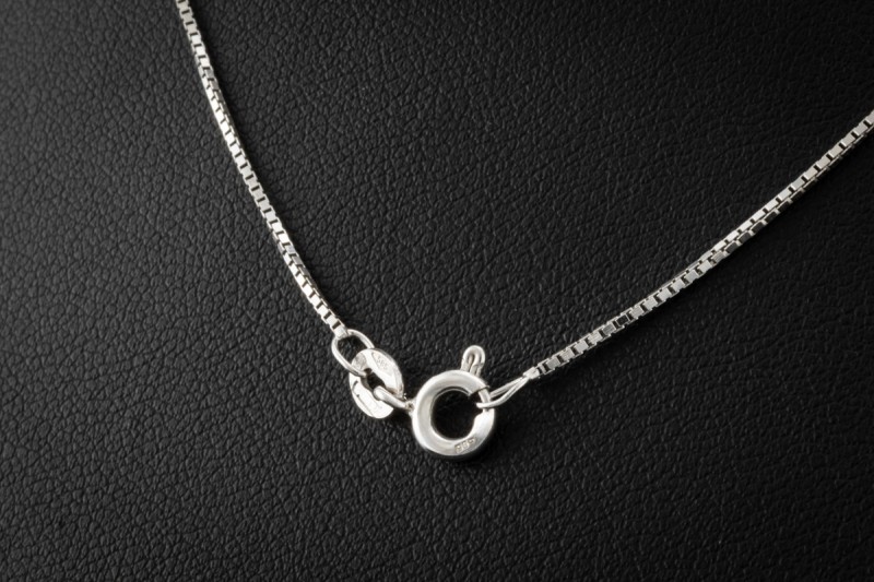 Antikes Collier Kette Anhänger mit Smaragd und Diamanten in Weißgold 750 