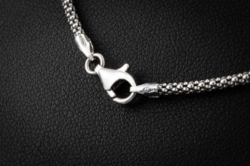 Südsee Perlencollier mit anschmiegsamer Seidenkordel in 750er Weißgold 